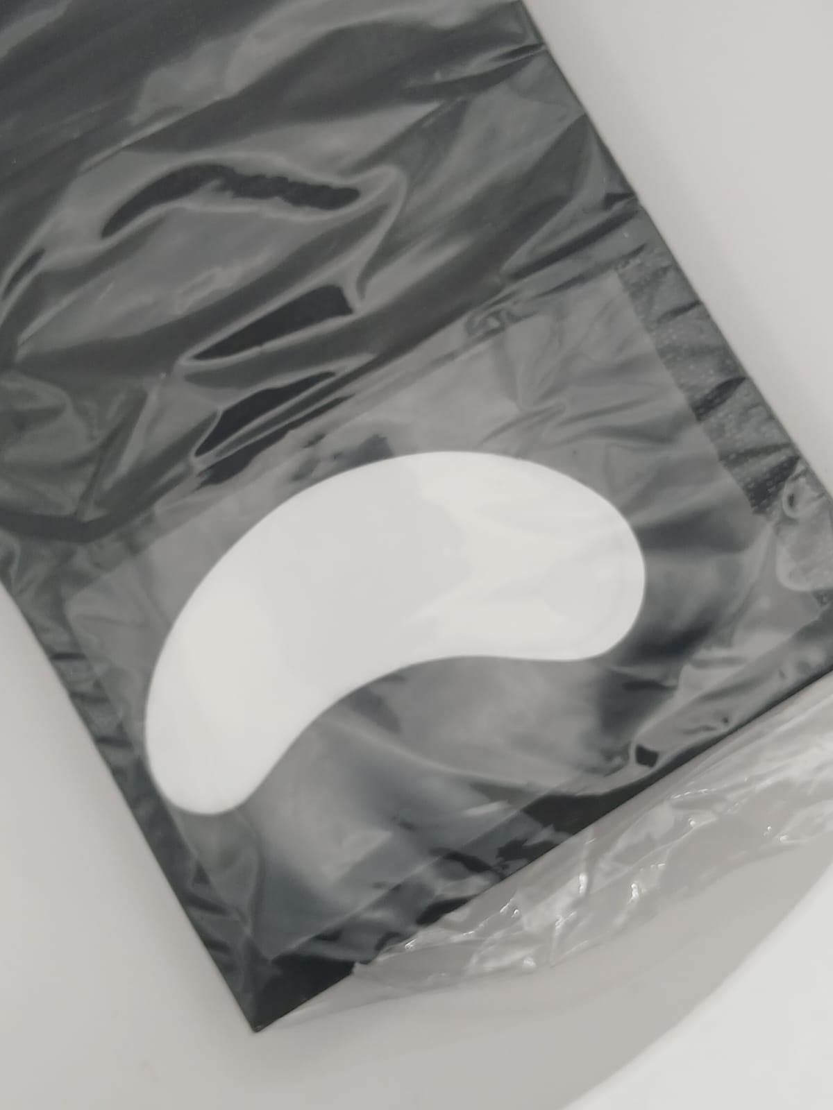 Lint free gel eye patch