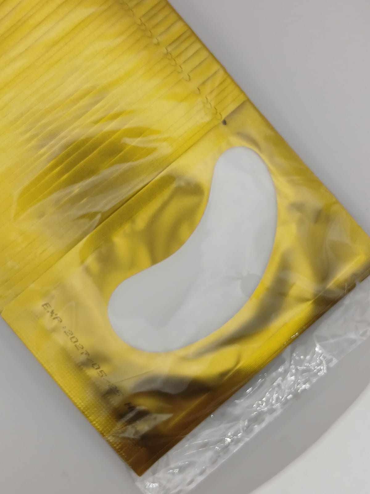 Lint free gel eye patch