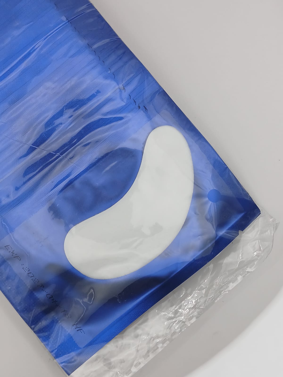 Lint free gel eye patch