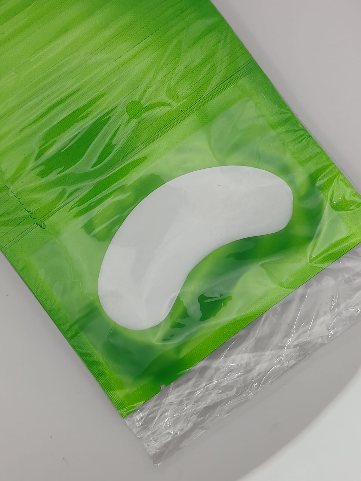 Lint free gel eye patch